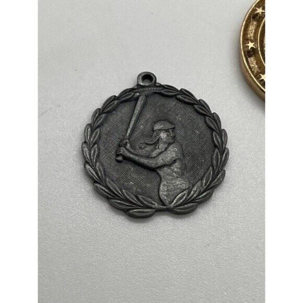 Three vintage women's South‎ Central Softball League medals - Picture 6 of 7
